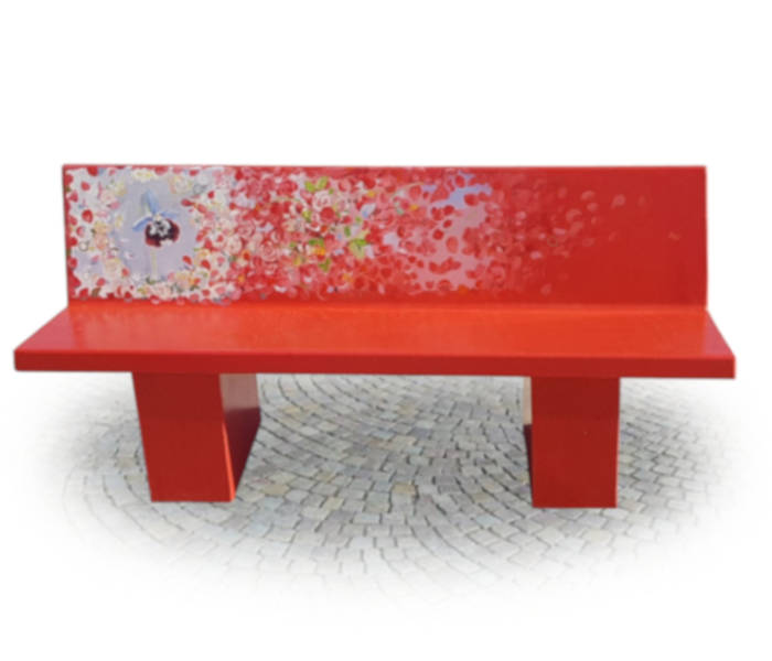 Panchina in cemento verniciata colore rosso con riproduzione del giglio dedicato all'indimenticata Renata Fonte per dire NO alla violenza sulle donne